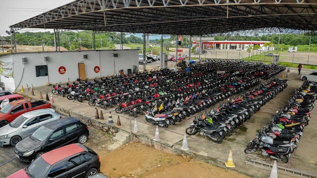 Arremate sua moto dos sonhos! Imagine-se acelerando pela estrada, o vento no rosto e o ronco potente da sua moto dos sonhos. Parece inalcançável?