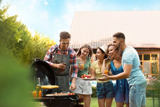 churrasco, calculadora, amigos