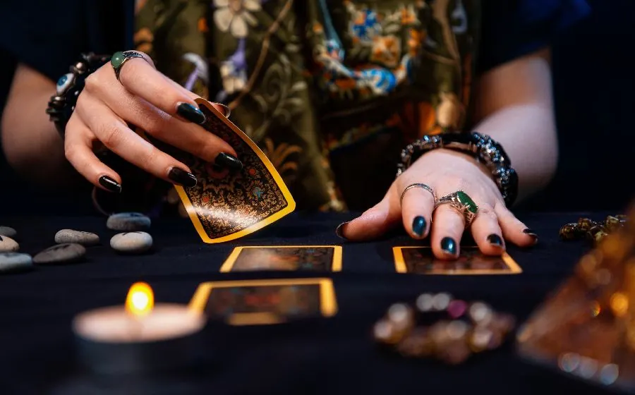 tarot, lectura de la palma de la mano, clarividencia